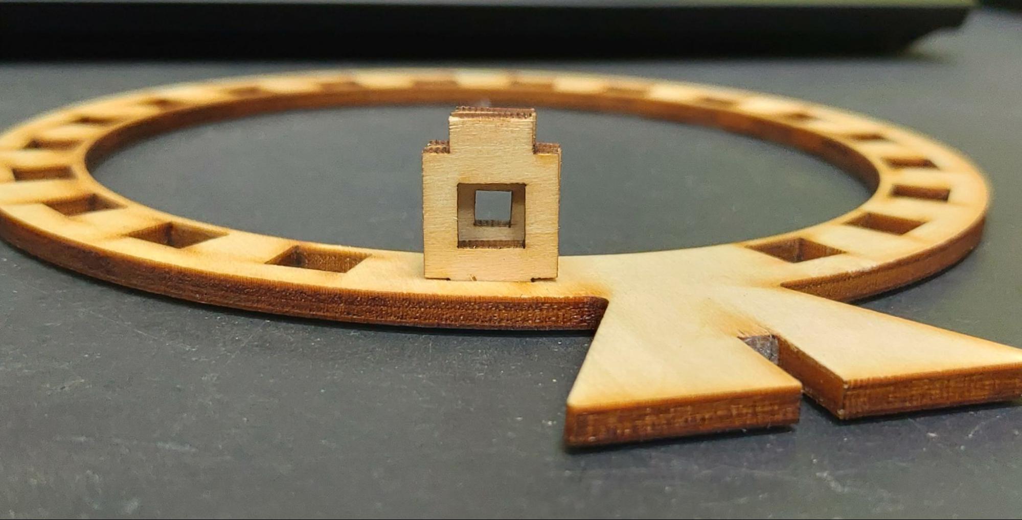 1. 每個孔裝兩片木頭，內層為小孔洞，外層為大孔洞。