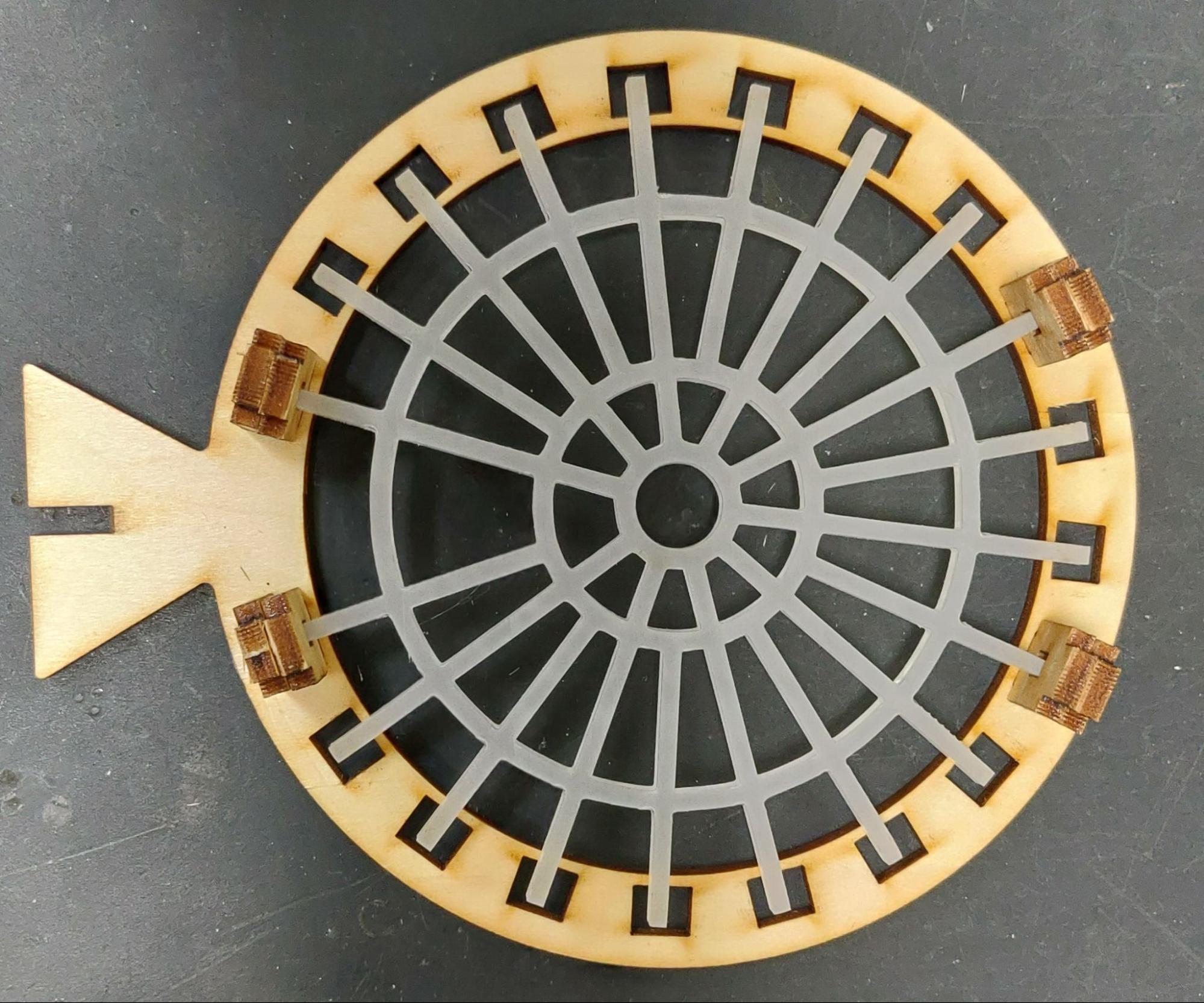 2. 先安裝四個木頭構件固定。