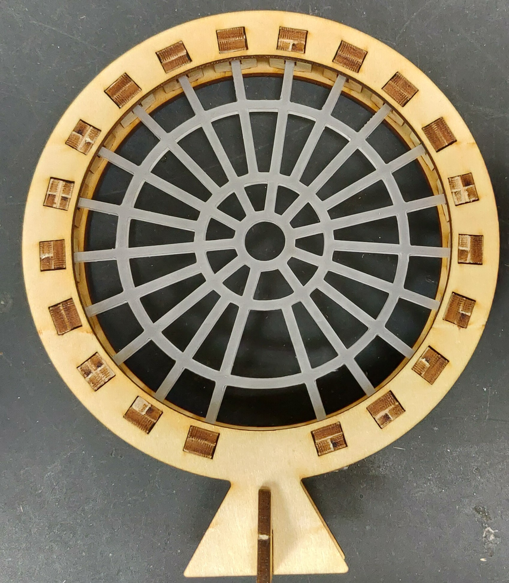 4. 裝上頂蓋、支撐座。