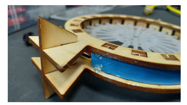 5. 將燈條從底部穿入，圍繞並用熱熔膠固定。