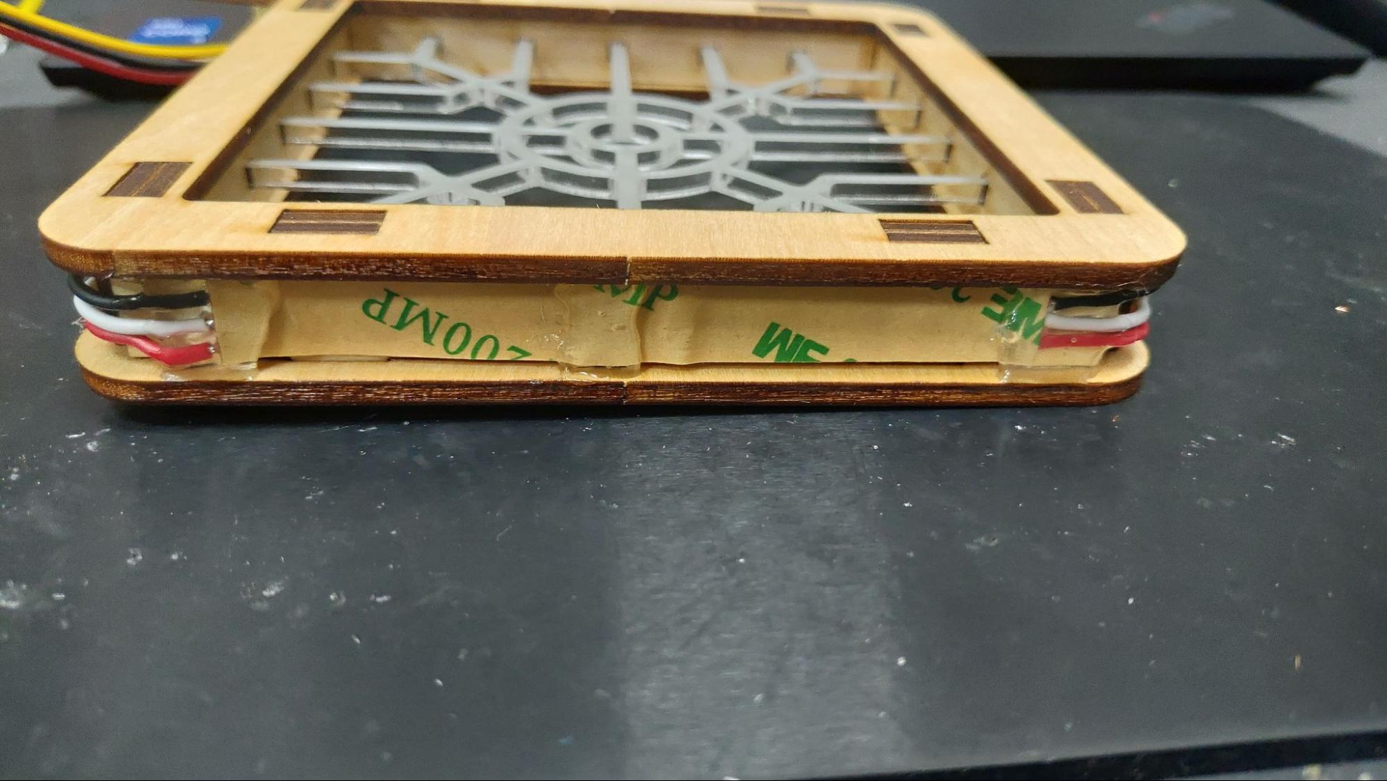 使用熱熔膠將焊接好燈條固定至木頭四邊