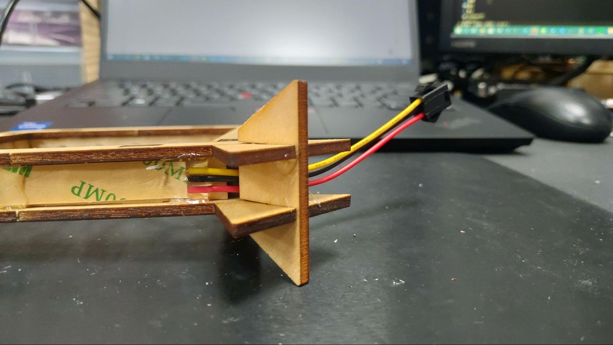 使用熱熔膠將焊接好燈條固定至木頭四邊