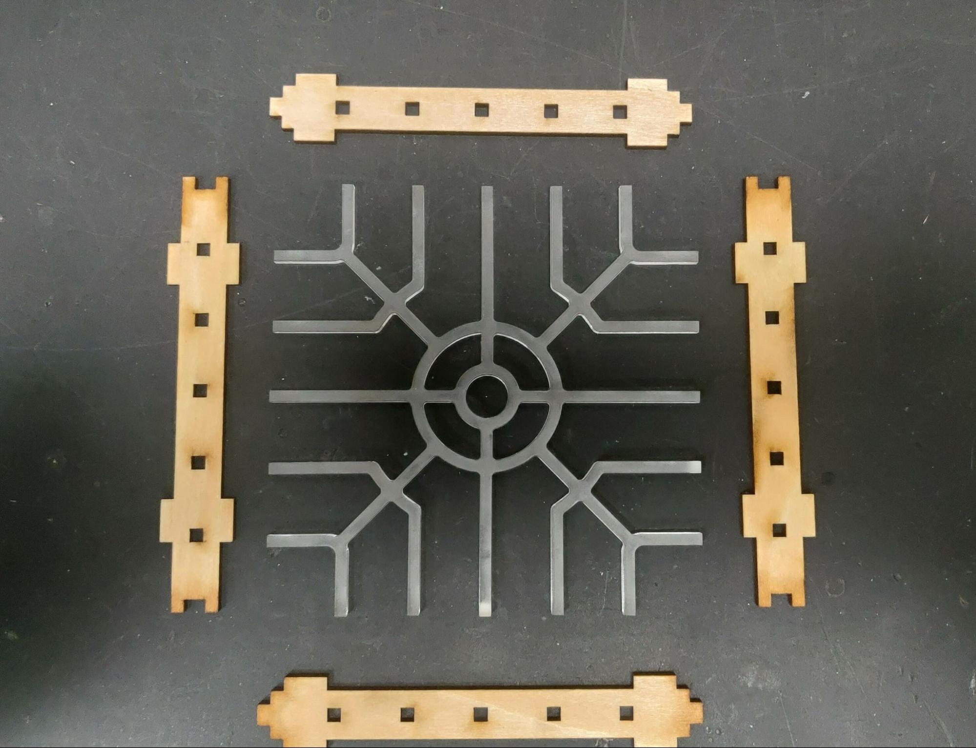 將四邊洞口較小的木板插入導光條並固定