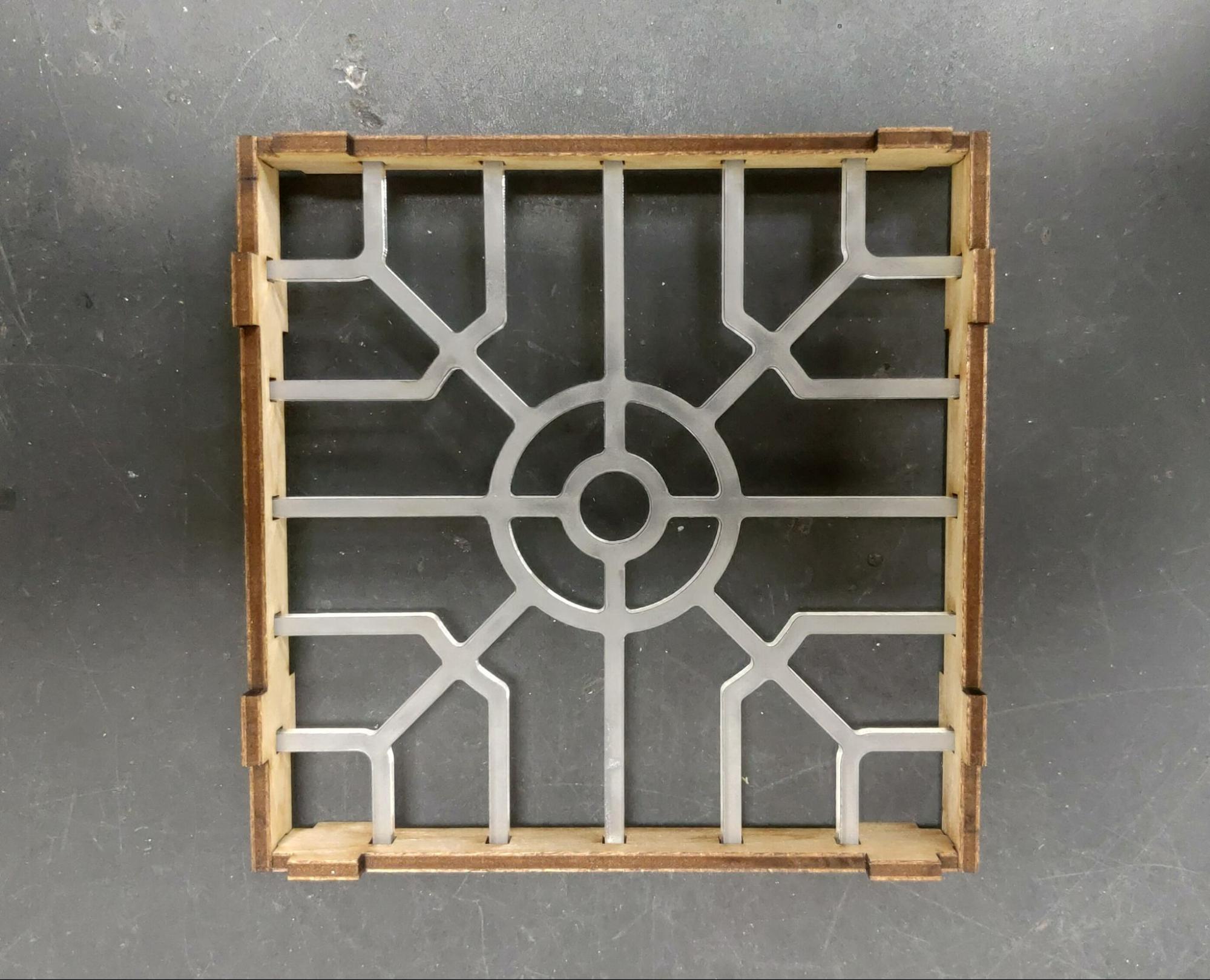 將四邊洞口較小的木板插入導光條並固定