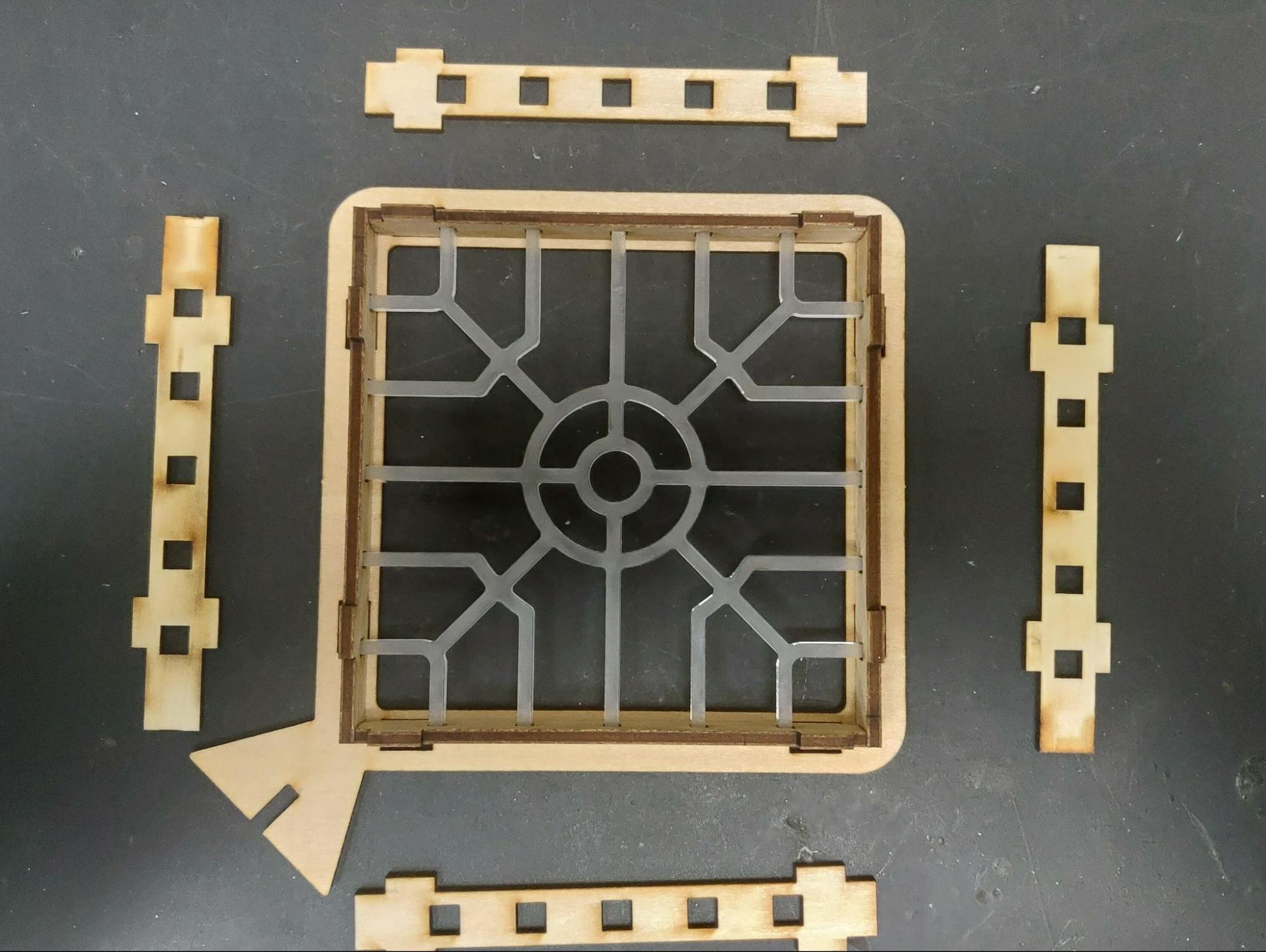將四邊洞口較大的木板插入底板並固定。