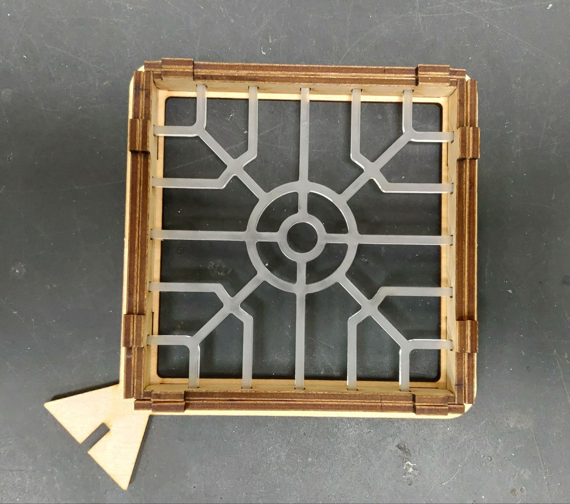 將四邊洞口較大的木板插入底板並固定。