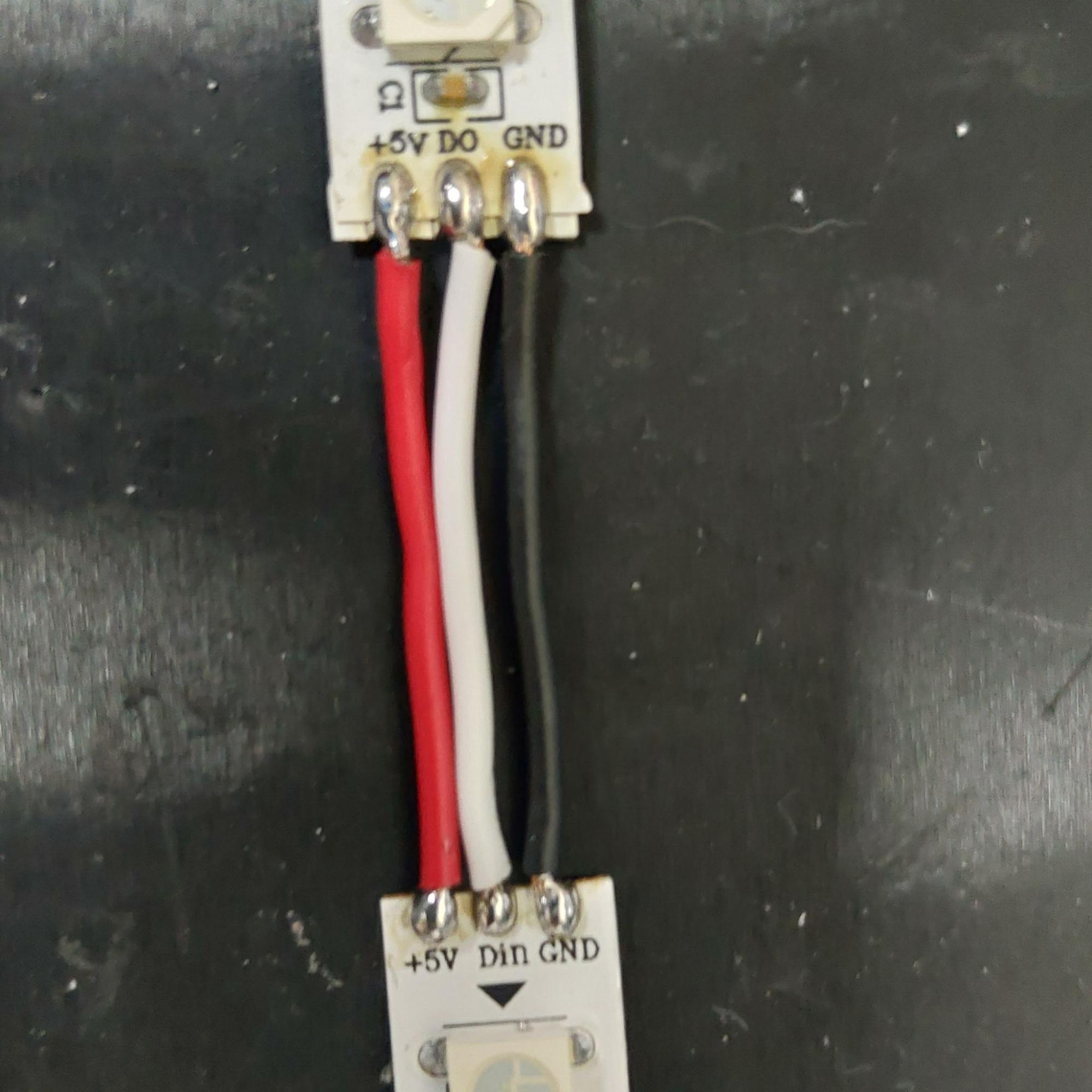 使用銲槍將四條燈條焊接起來(5V接5V,GND接GND,DO接DIN),須注意空中接頭接線方式(如圖)