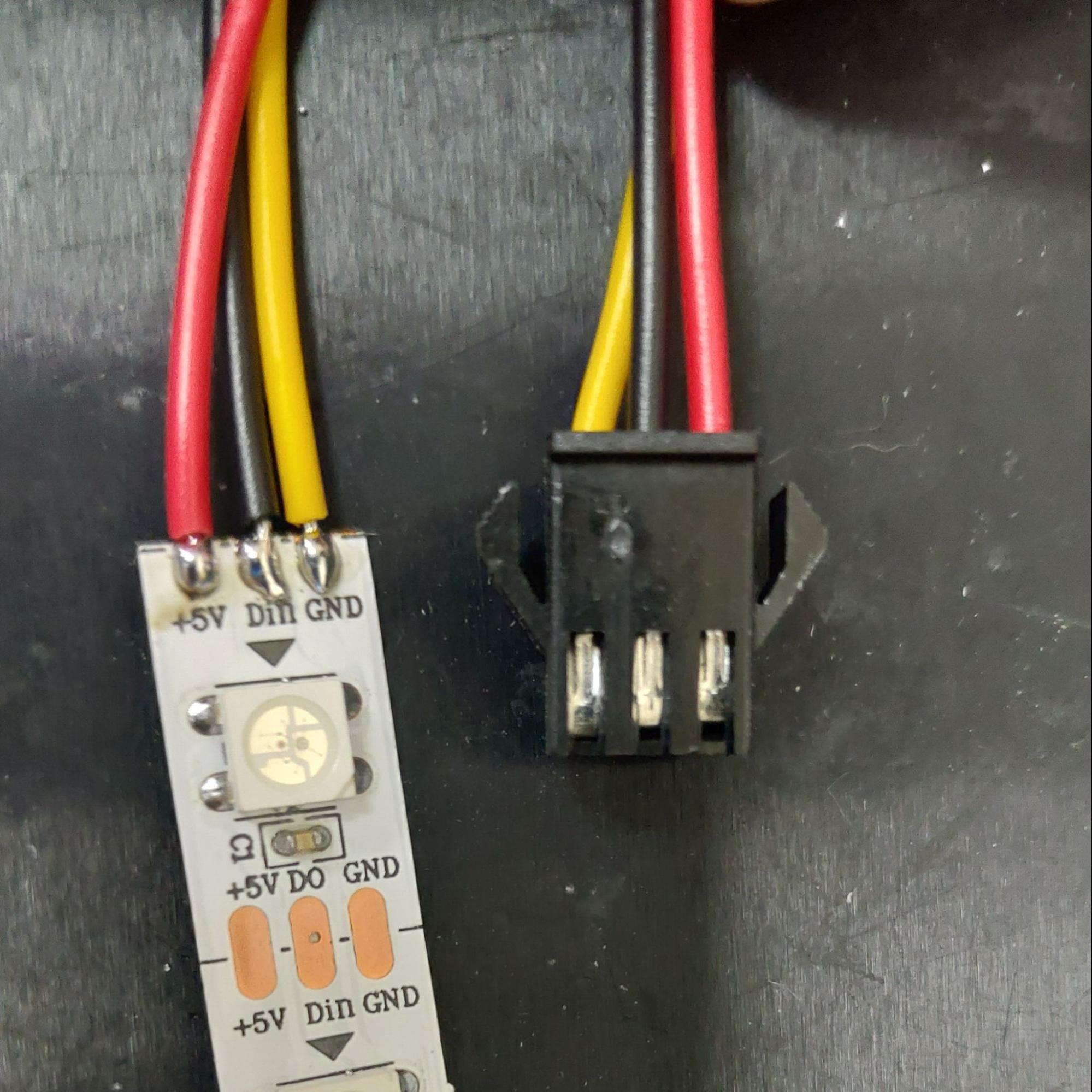 使用銲槍將四條燈條焊接起來(5V接5V,GND接GND,DO接DIN),須注意空中接頭接線方式(如圖)