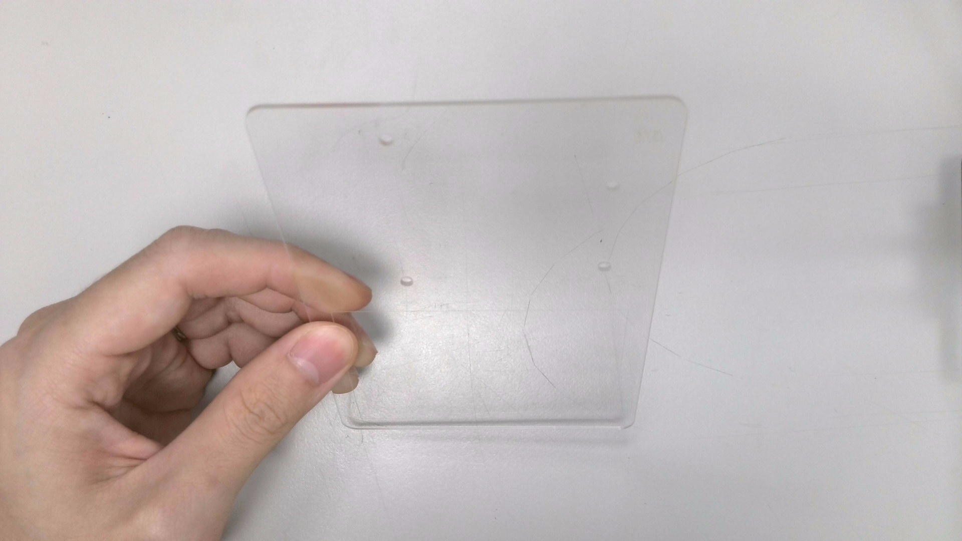 首先撕除「壓克力板」上的保護紙,可使用尖頭鑷子或是美工刀輔助