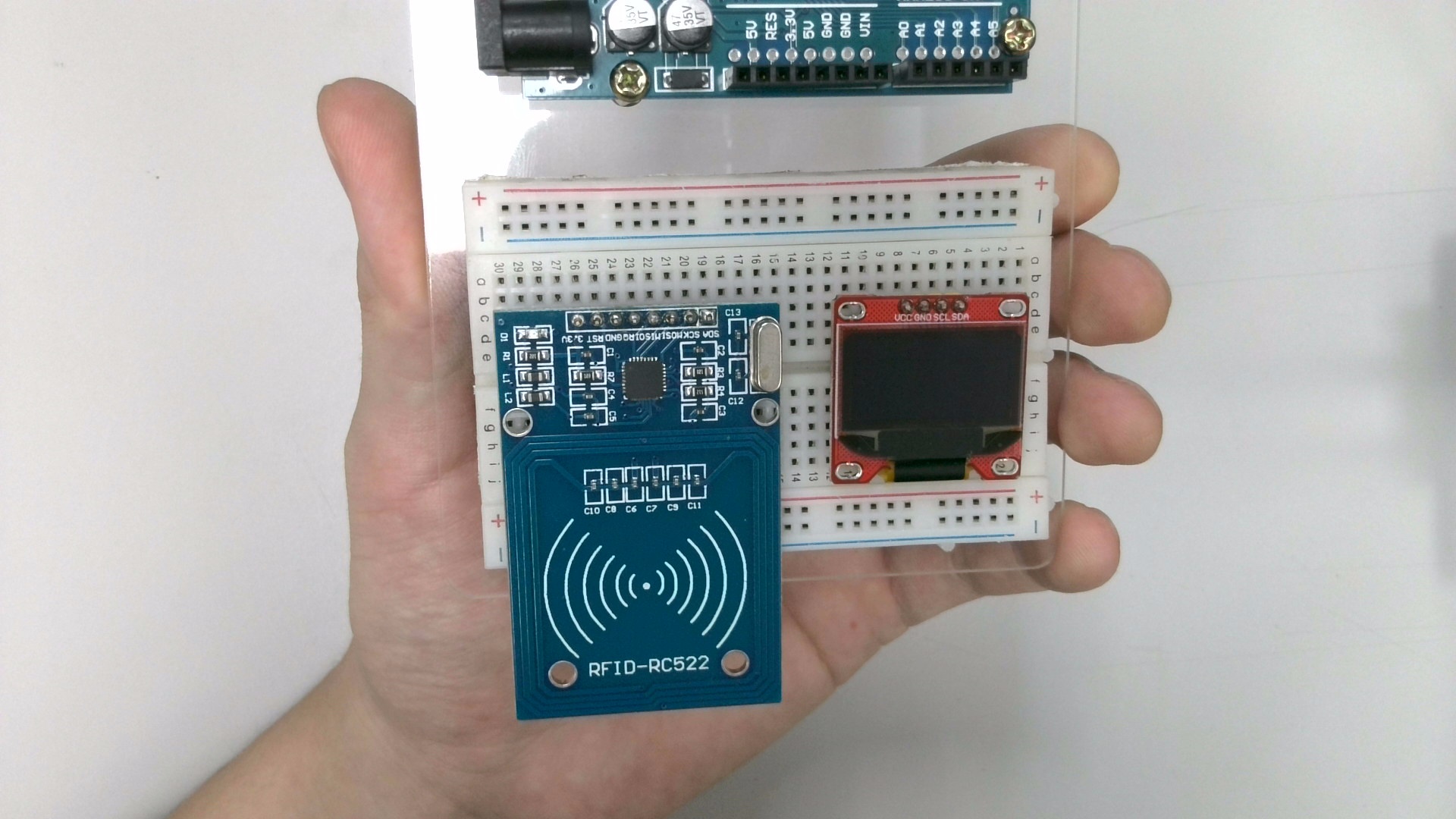 拿出「OLED 顯示螢幕」與「RFID 感應模組」,如下圖安插在麵包板上
