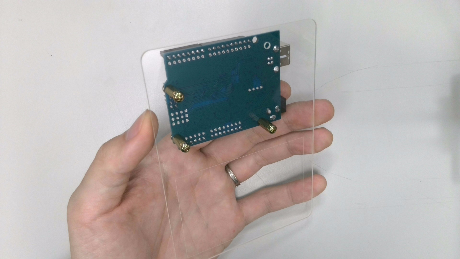 接著拿出壓克力板,並對齊孔洞用剩餘的螺絲固定