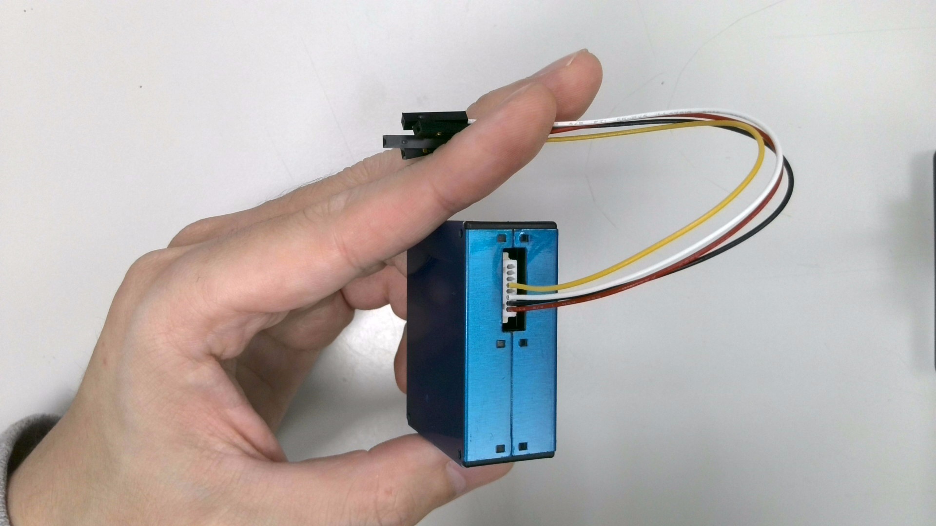 拿出「空氣品質感測器」,並將隨附的「連接線」依照插孔位置安裝上去。