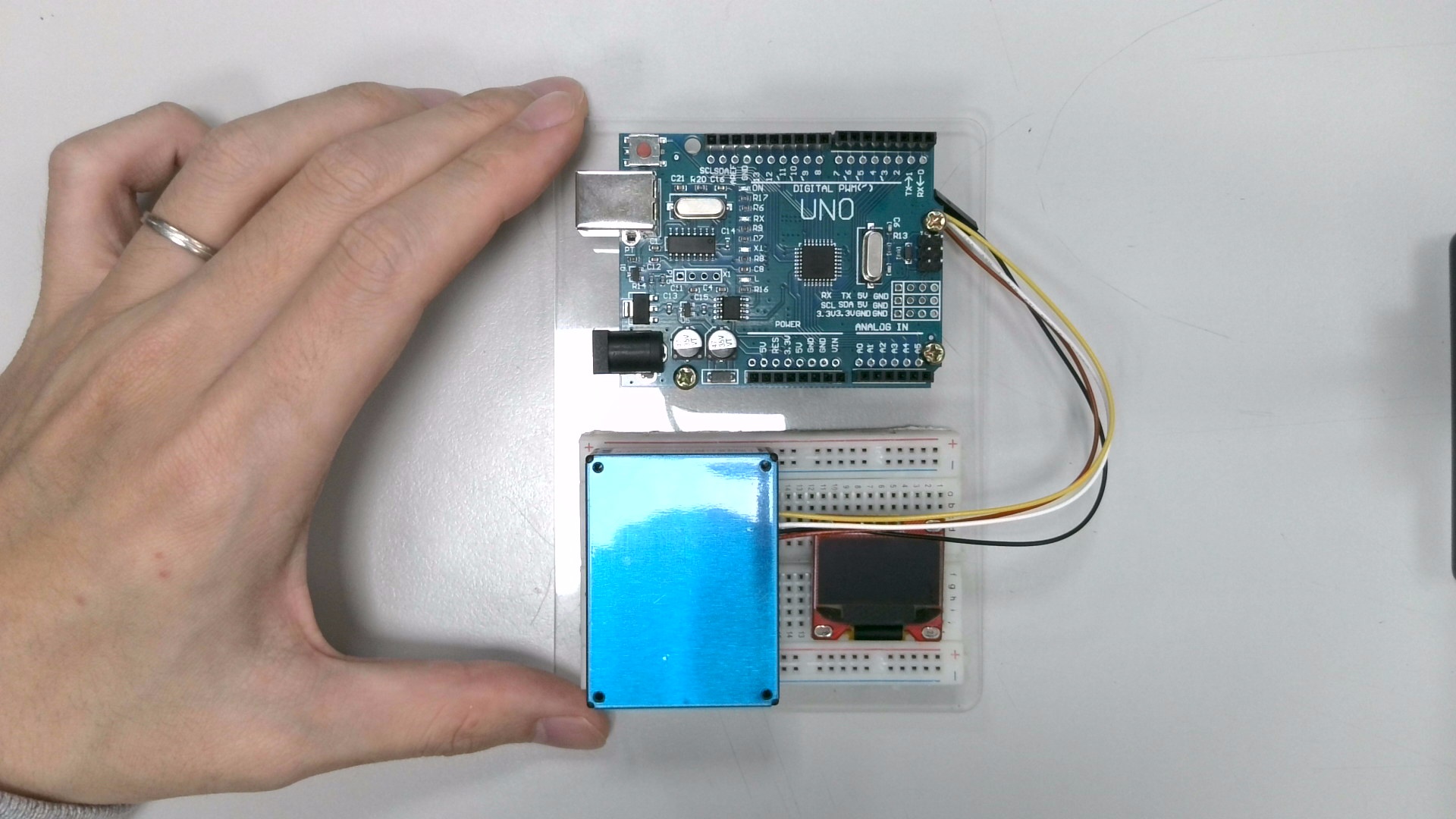 拿出「空氣品質感測器」,並將隨附的「連接線」依照插孔位置安裝上去。