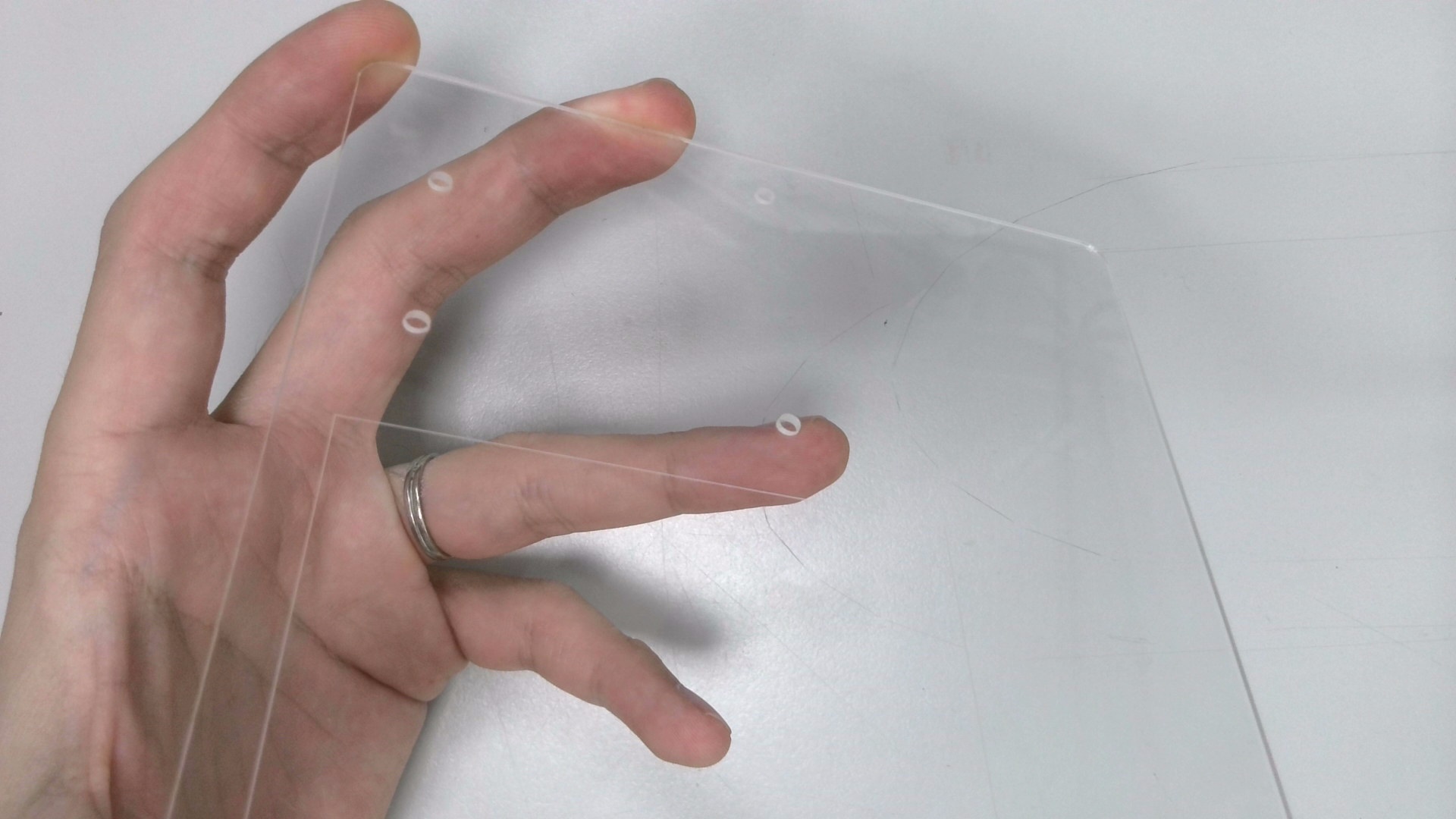 首先撕除「壓克力板」上的保護紙,可使用尖頭鑷子或是美工刀輔助