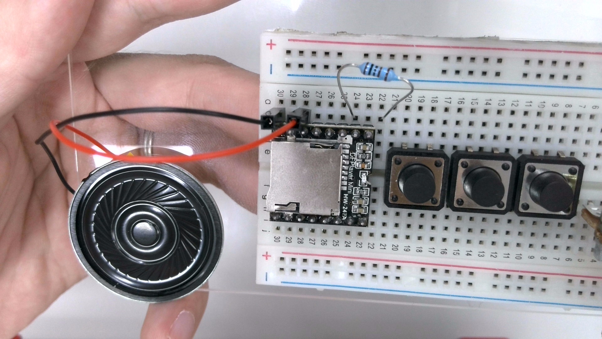 依照上圖連接「喇叭」和「1k電阻」,如圖所示