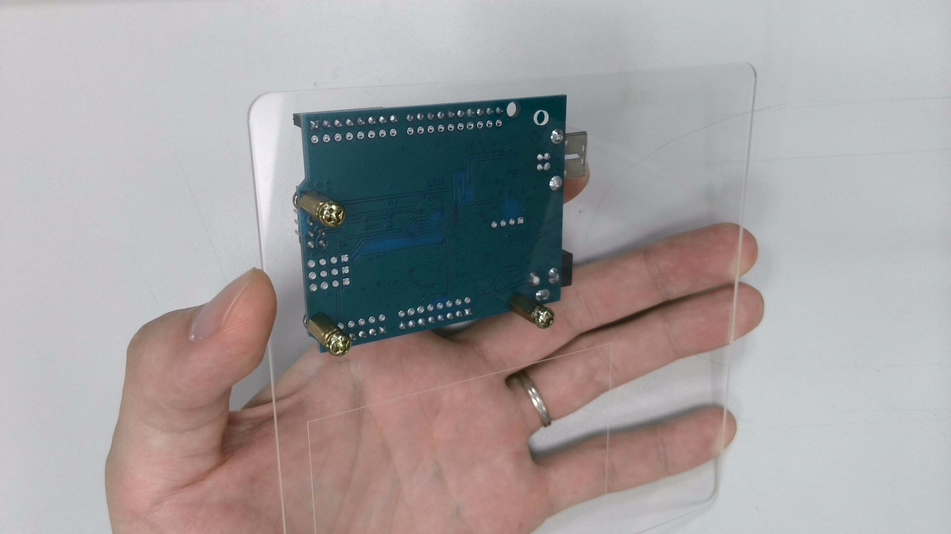 接著拿出壓克力板,並對齊孔洞用剩餘的螺絲固定