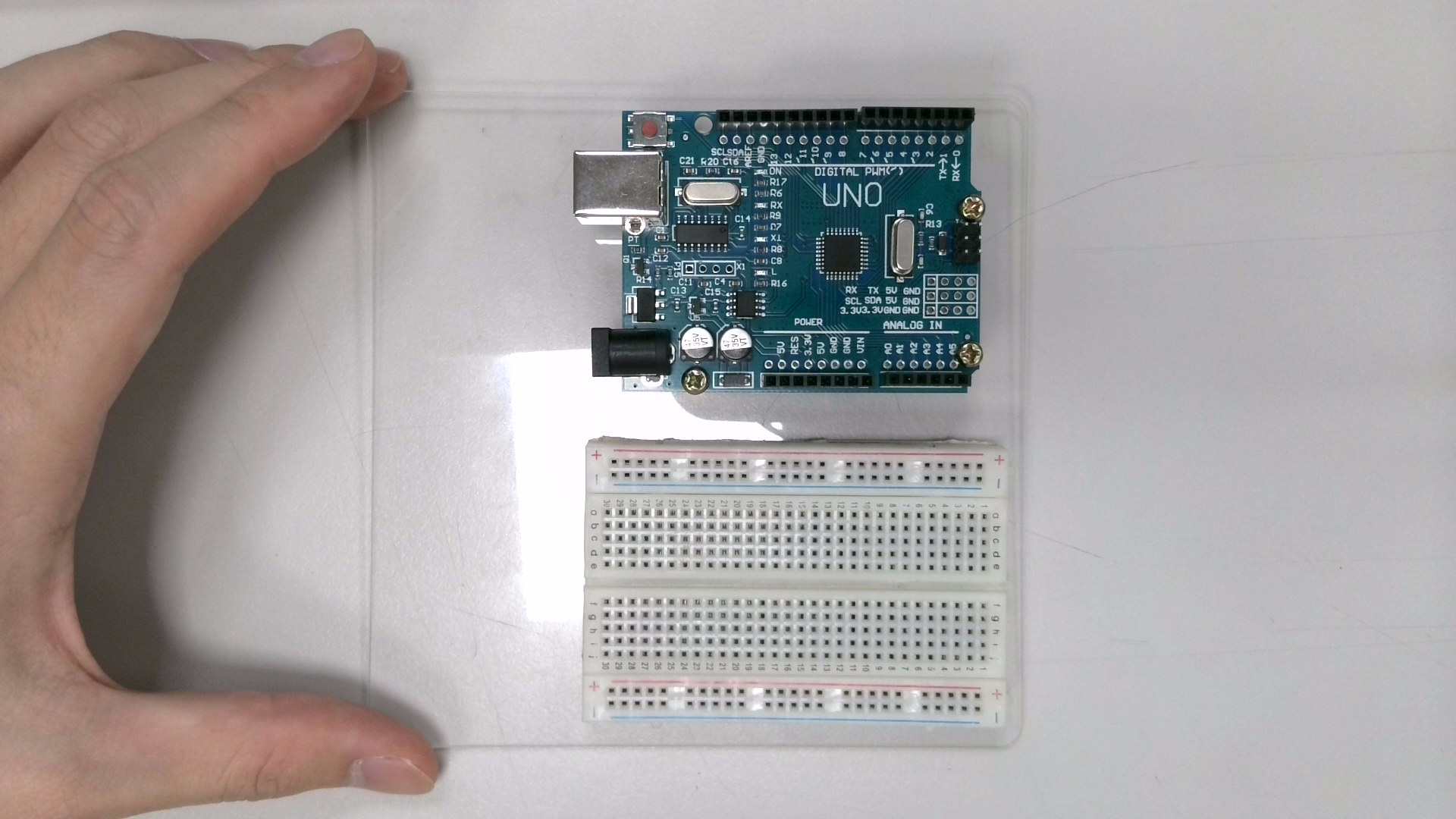 拿出「麵包板」,將背後的泡綿膠紙撕除,並黏貼在如下位置