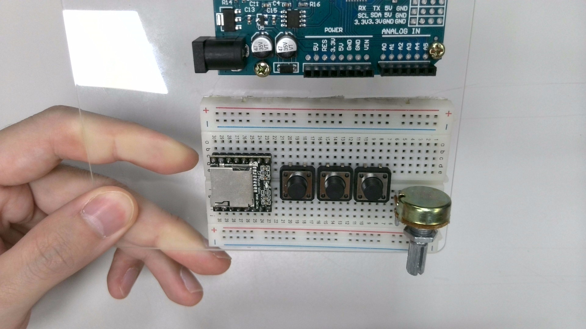 將「MP3模組」、「按鈕 x3」與「10k可變電阻」如圖排列