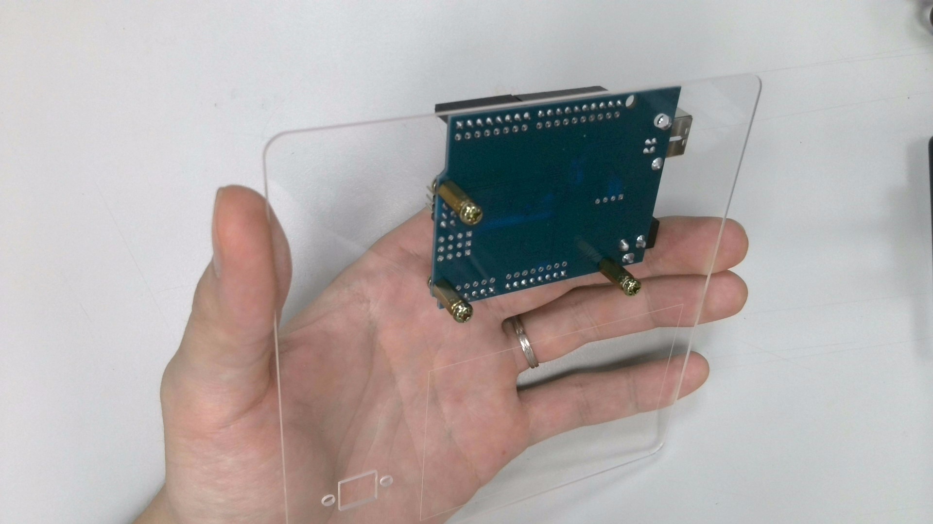 接著拿出壓克力板,並對齊孔洞用剩餘的螺絲固定