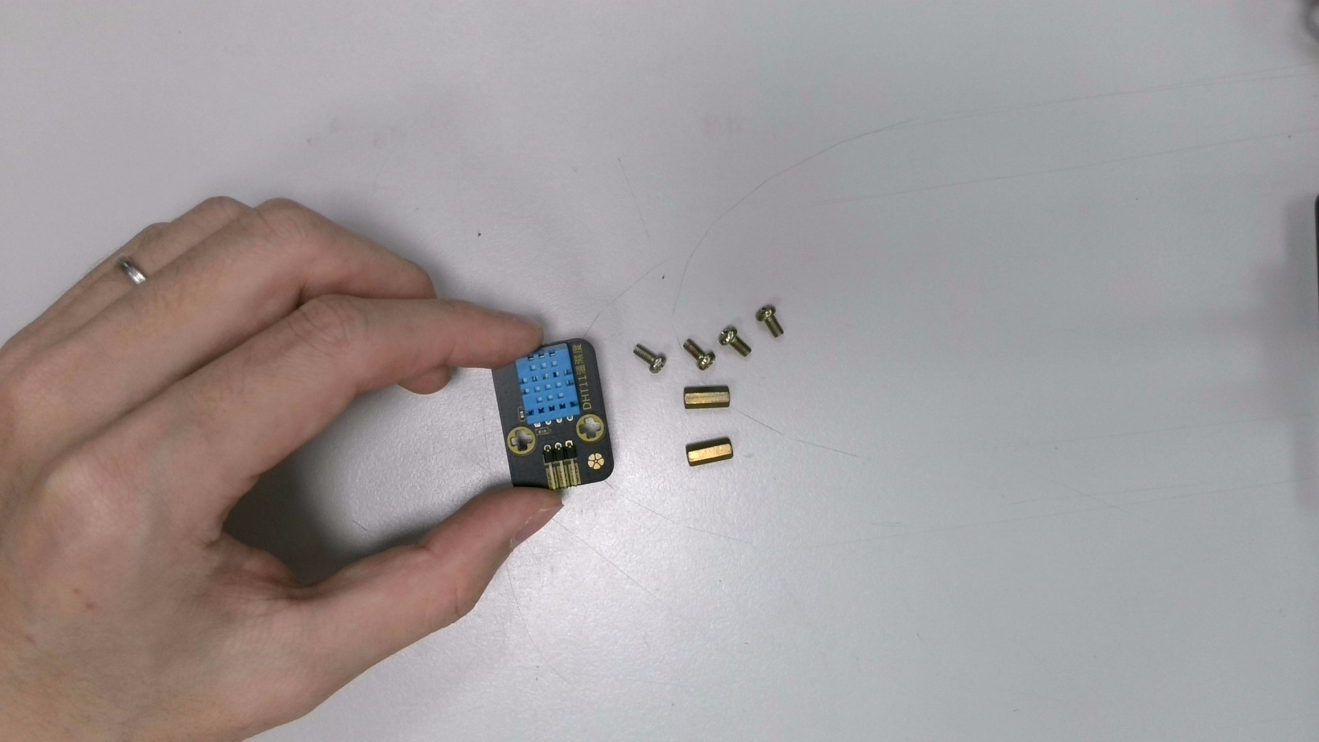 拿出「麵包板」,將背後的泡綿膠紙撕除,並黏貼在如下位置