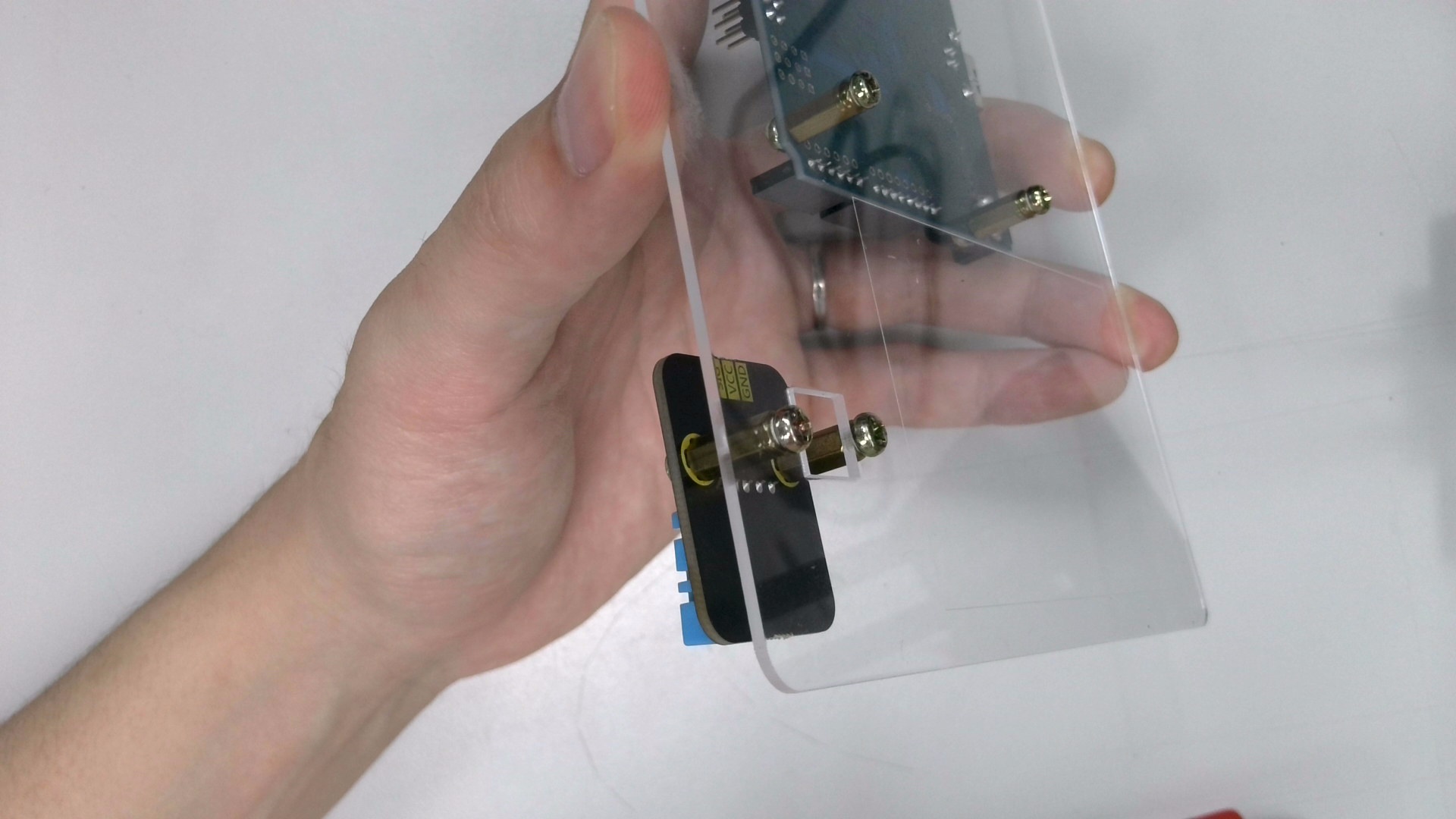 對齊孔洞用剩餘的螺絲固定。