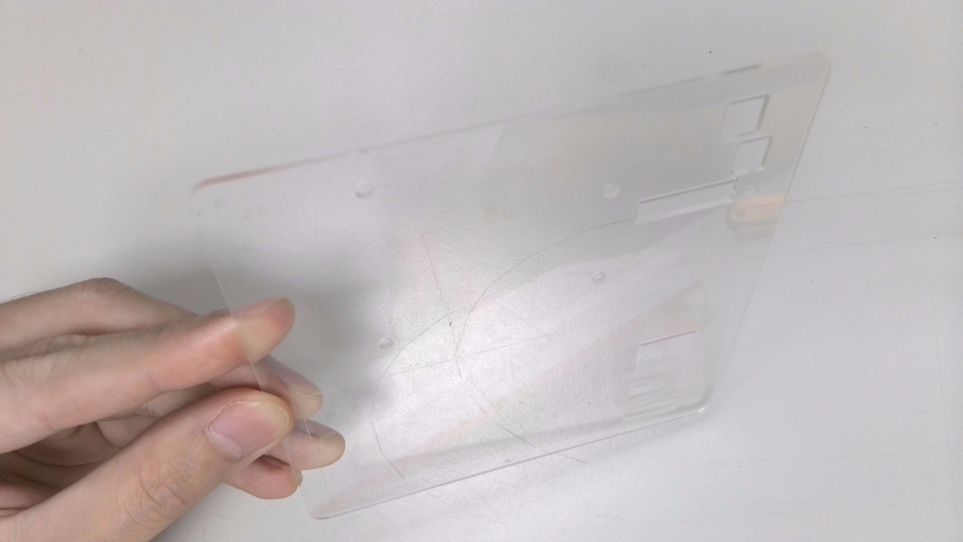 首先撕除「壓克力板」上的保護紙,可使用尖頭鑷子或是美工刀輔助