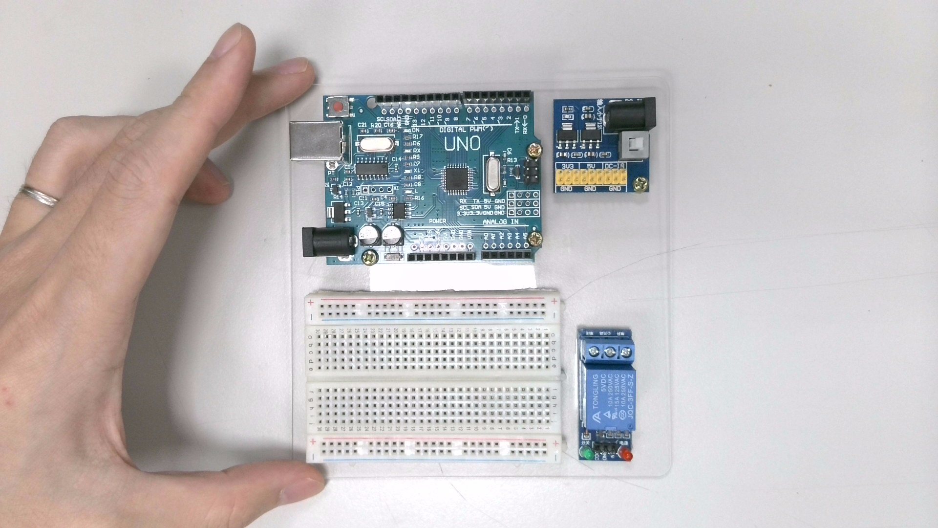 接著拿出「麵包板」,將背後的泡綿膠紙撕除,並黏貼在如下位置。